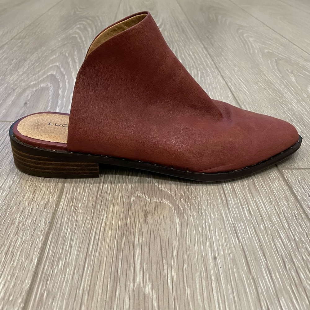 Size 8.5 Lucky Brand slides
